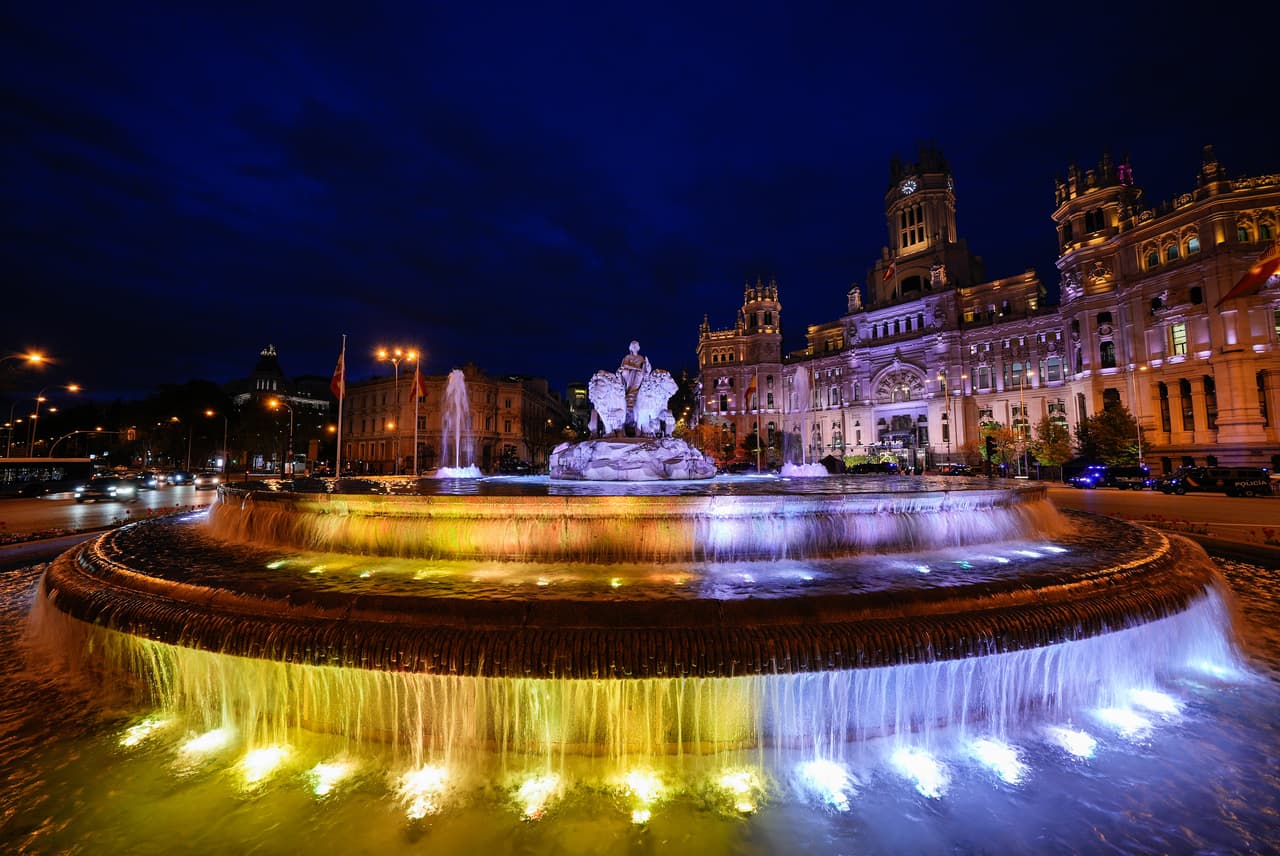 La estatua y el palacio de Cibeles, símbolos de la ciudad de Madrid.