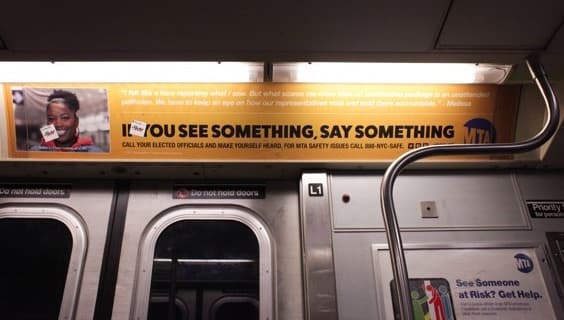 Un artista cambió los carteles de "si ve algo, diga algo" en el metro de Nueva York ¿Puedes notar la diferencia?