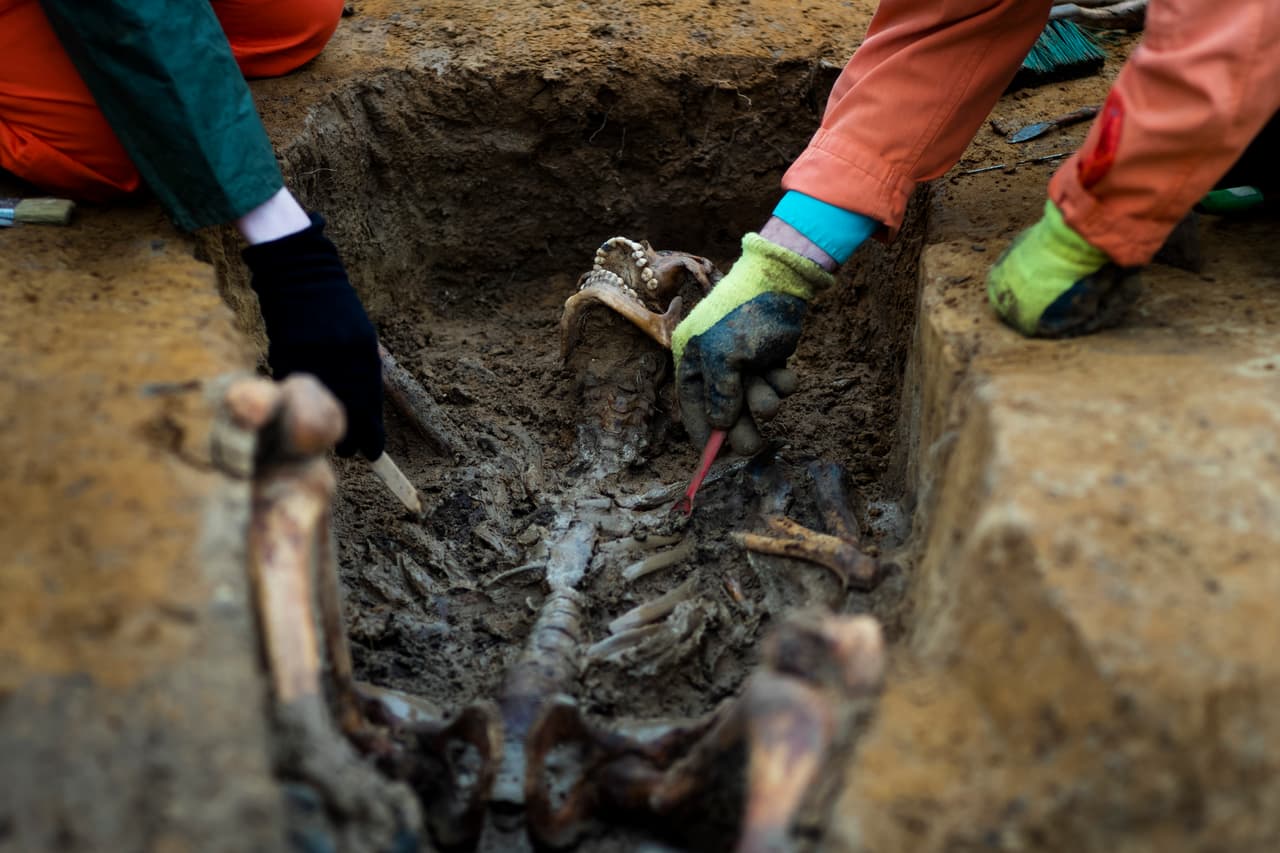 Algunos de los soldados muertos fueron enterrados donde cayeron, otros fueron arrastrados por los pobladores a las trincheras cavadas por los mismos soldados y cubiertos de tierra.