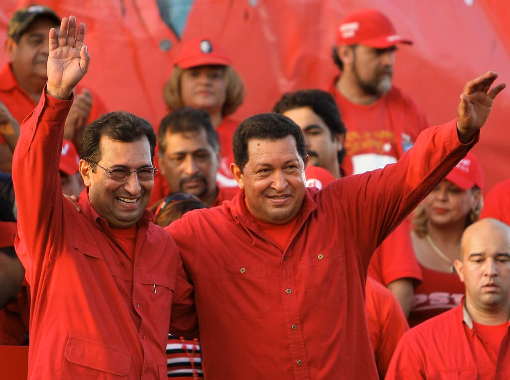 Adán Chávez. Es el secretario de la Comisión Presidencial para la Asamblea Nacional Constituyente. Fue elegido asambleista por el municipio Barinas, Estado Barinas. Fue exministro de Cultura y ex gobernador ese estado. Es hermano del fallecido presidente venezolano Hugo Chávez.