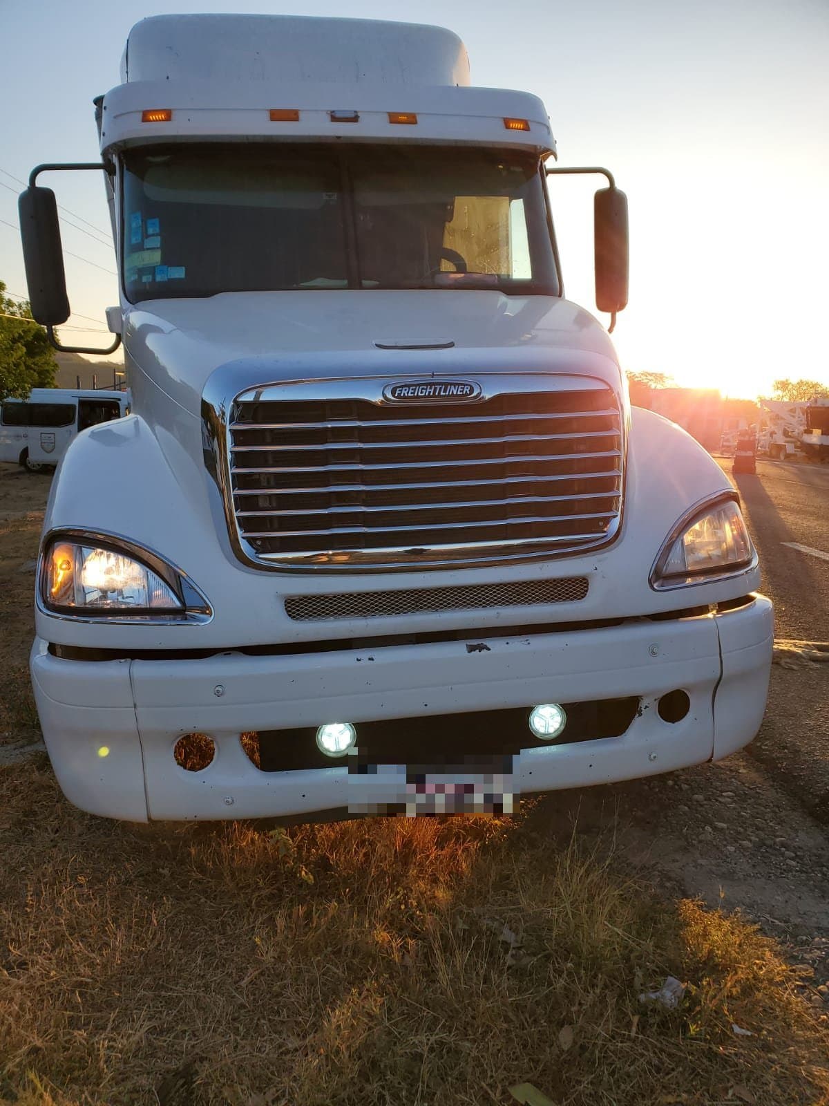 El INM oculta los logotipos de los transportes de carga detenidos en los operativos para rescatar migrantes.