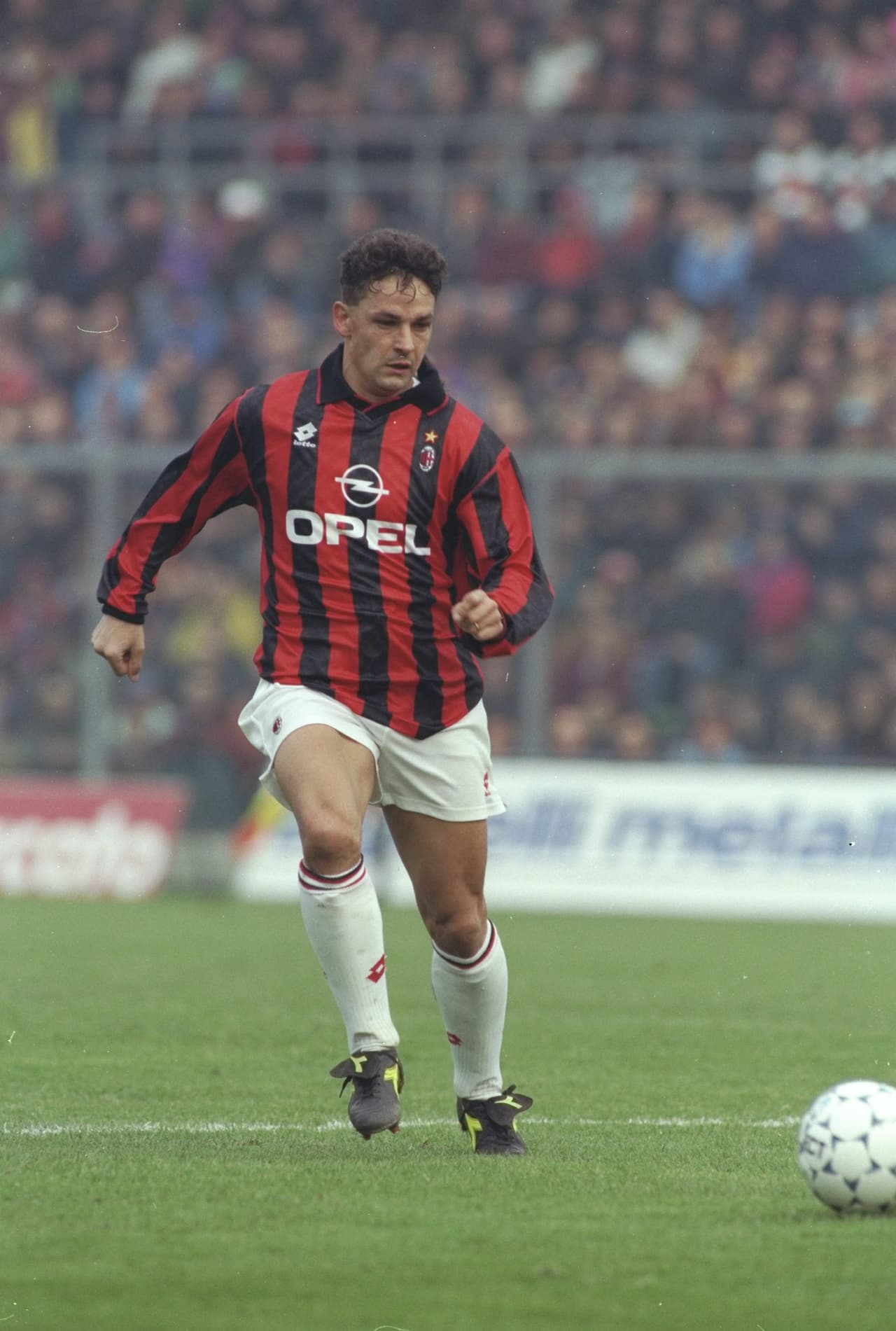 En Italia Roberto Baggio se volvió figura con la Juventus, el delantero conquistó la Serie A con la vecchia signora, pero con lo que no contaba era con el joven Alessandro del Piero. La Juve apostó por la joven promesa y vendió al experimentado atacante al Milán.