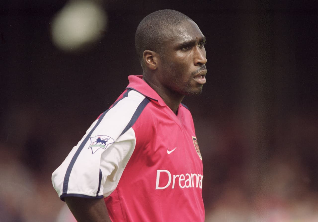 El defensor Sol Campbell puso en jaque a Londres, el defensor brilló con el Tottenham en sus inicios en el balompié inglés, esto llamo la atención del Arsenal quien no dudó en ficharlo en el 2002 provocando la molestia entre hinchas de ambos clubes.