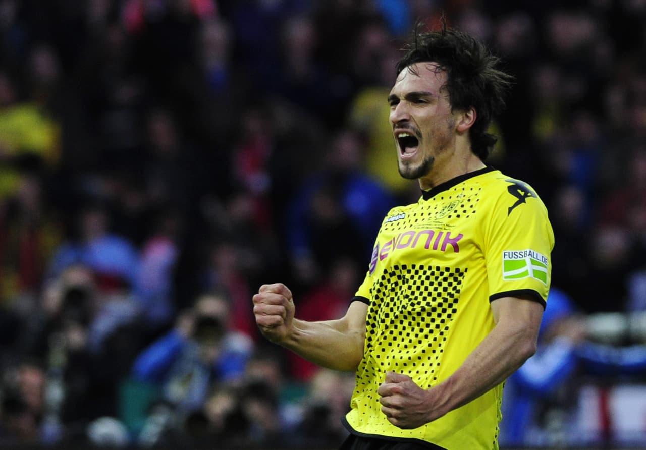 Aunque hay una a favor del Bayern, se trata de Mats Hummels. El defensor surgió en el Bayern y muy joven fue traspasado al Borussia, equipo con quien se volvió un emblema y referente. Ahora el zaguero volvió al equipo que lo debutó como profesional.