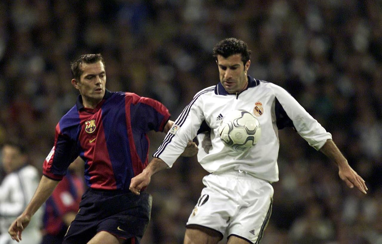 16 años se cumplen de uno de los más sonados y polémicos fichajes entre rivales, hablamos del traspaso de Luis Figo del Barcelona al Real Madrid. El portugués desató la furia de los catalanes, incluso en sus primeras visitas le aventaron botellas y demás artefactos cuando cobró tiros de esquina.