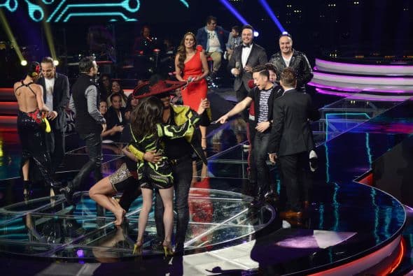 Los jueces subieron al escenario para darnos una clase de baile. Ana Torroja hasta se quitó los zapatos, Cristian Castro enseñó su movimiento de cadera a María León, Espinoza Paz bailó pegadito con Paty Cantú y Pee Wee se movió con candela.