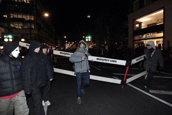 Los medios locales afirmaron que los manifestantes interceptaron el Rolls Royce en que viajaba el heredero al trono británico y arrojaron varios objetos contra el coche e intentaron romper las puertas.