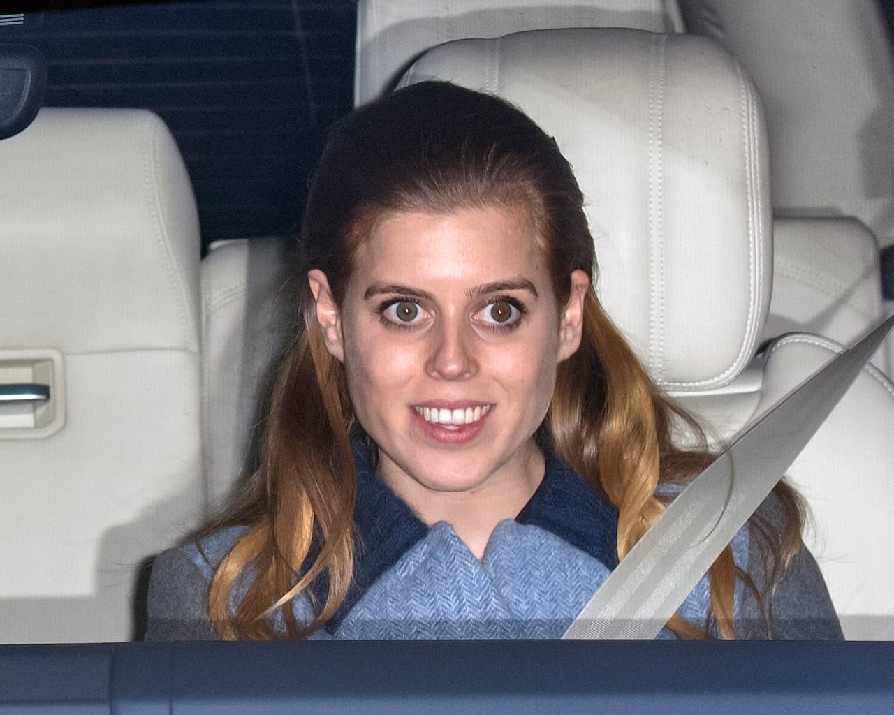 Se trata de dos frentes: mejorar su popularidad entre los británicos (tras el escándalo de su padre) y tener una gran fiesta y ceremonia 
<b><a href="https://www.univision.com/entretenimiento/realeza/en-fotos-la-boda-de-la-princesa-eugenie-con-jack-brooksbank-fotos" target="_blank">como la de su hermana Eugenie</a></b>, quien se casó con Jack Brooksbank el 12 de octubre de 2018 en la capilla de St. George del castillo de Windsor.
<br>