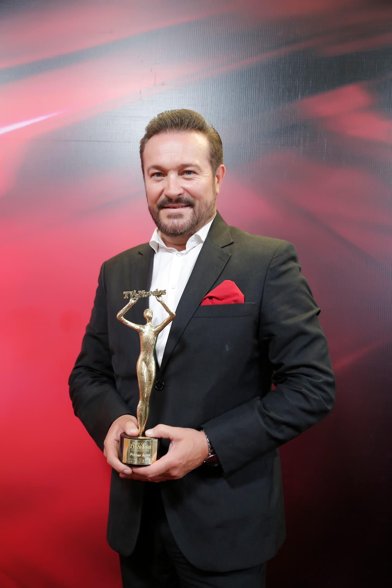 Mientras tanto, Arturo Peniche obtuvo el premio como Primer Actor.