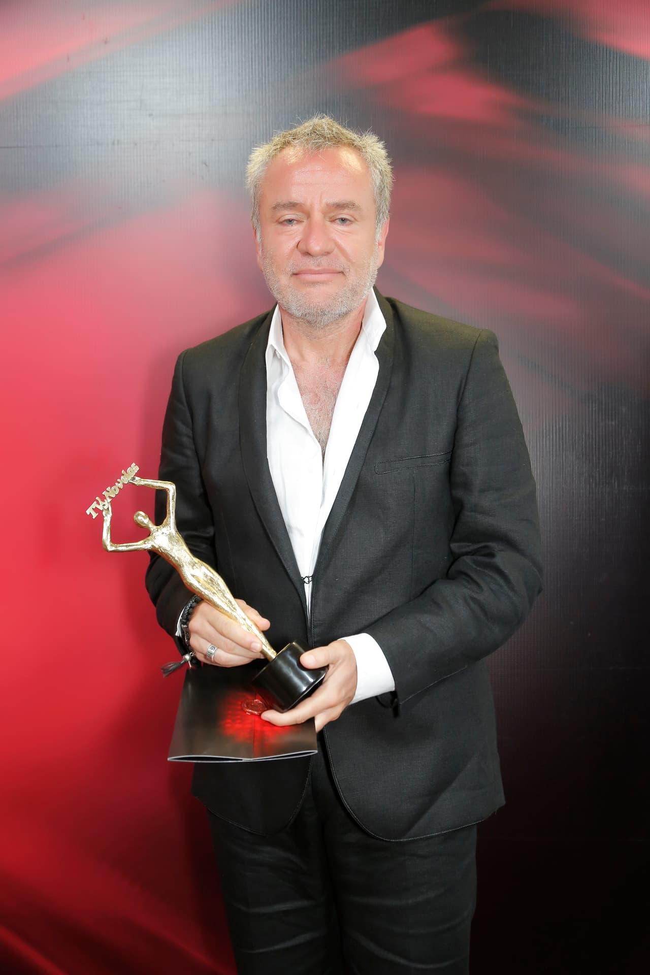 El productor Alberto Castro ganó como mejor reparto por su novela 'Pasión y Poder´.