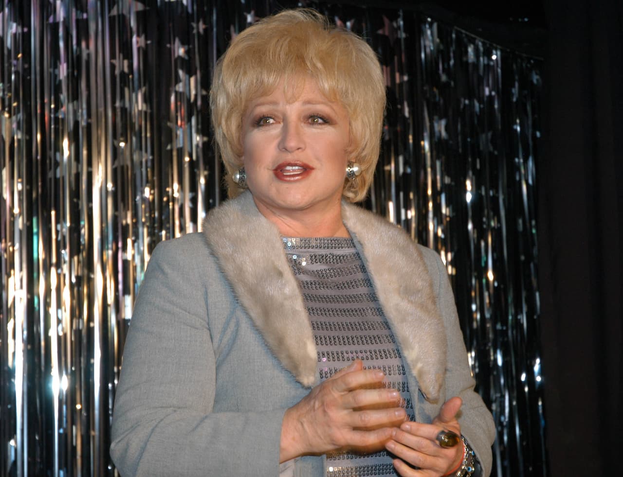 La artista expresó que está desocupada en estos momentos y que nadie con intenciones amorosas se le acerca, pero reveló que le gustaría entablar una relación con una persona de su misma edad, ya que alguien más joven solo la querría para sacarle dinero.