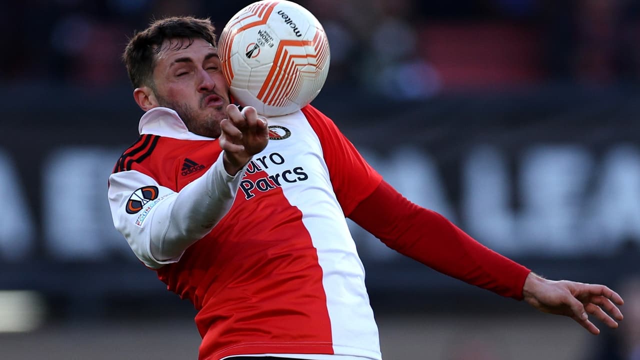 Lo quieren retener, Feyenoord niega ofertas por Santi Giménez