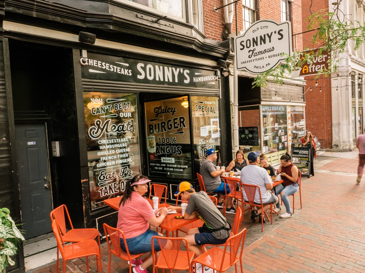 Fundada en 2000, Sonny's Famous Steaks ofrece una versión fresca y más saludable de la receta, friendo la carne 100% Angus en su propio jugo en lugar de en aceite. La tienda del Distrito Histórico, aclamada por la crítica y convenientemente ubicada, utiliza panecillos Amoroso horneados localmente, queso local o Whiz y cuenta con una política de pedidos liberal, lo que significa que los clientes no deben sentirse presionados para pedir el cheesesteak al estilo estándar de Filadelfia. Incluso hay opciones sin gluten. Sonny's ofrece pedidos en línea y comida para llevar en la acera.