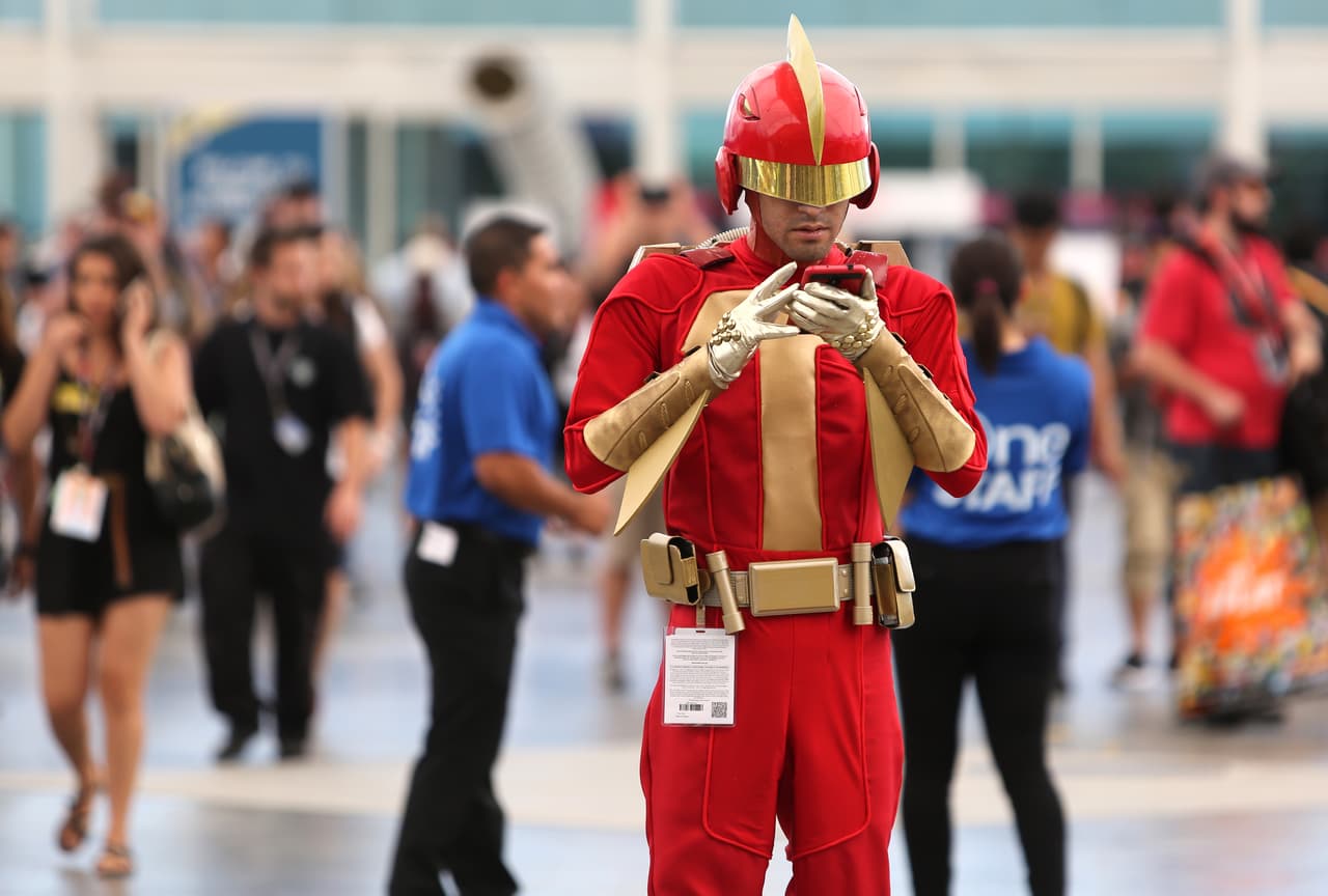 Turbo Man revisando su Facebook.