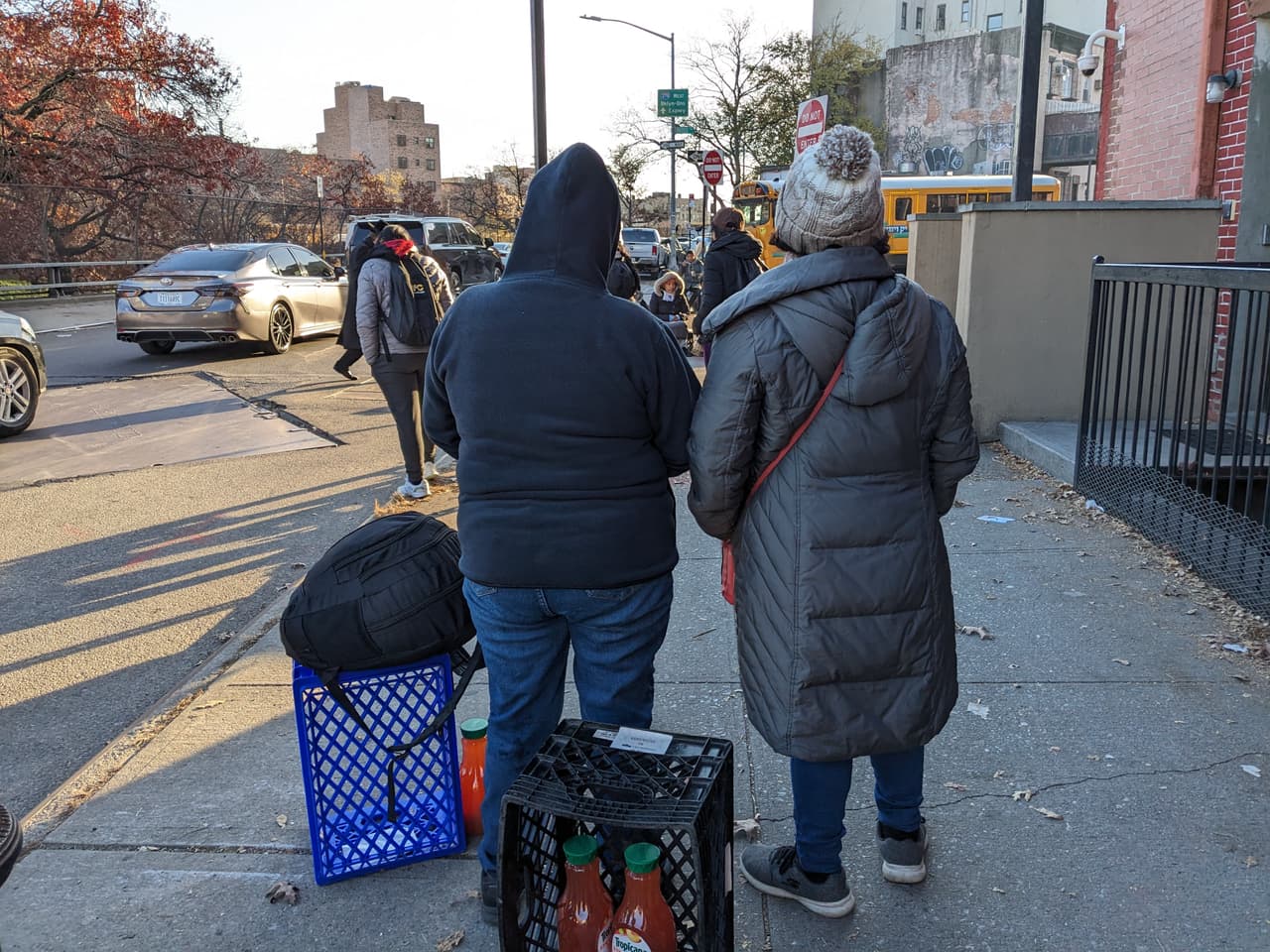 Victoria y Mercedes posan de espaldas tras hablar con Univisión