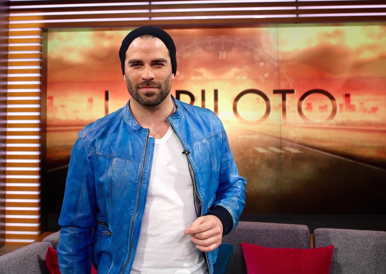 <b><a href="http://www.univision.com/temas/alejandro-nones">Alejandro</a></b> dijo en entrevista que su personaje en
<b><a href="http://www.univision.com/series/la-piloto/" target="_blank"><i>La Piloto </i></a></b>es muy complejo, desde su vestimenta, sus vivencias y su manera de actuar ante la vida.