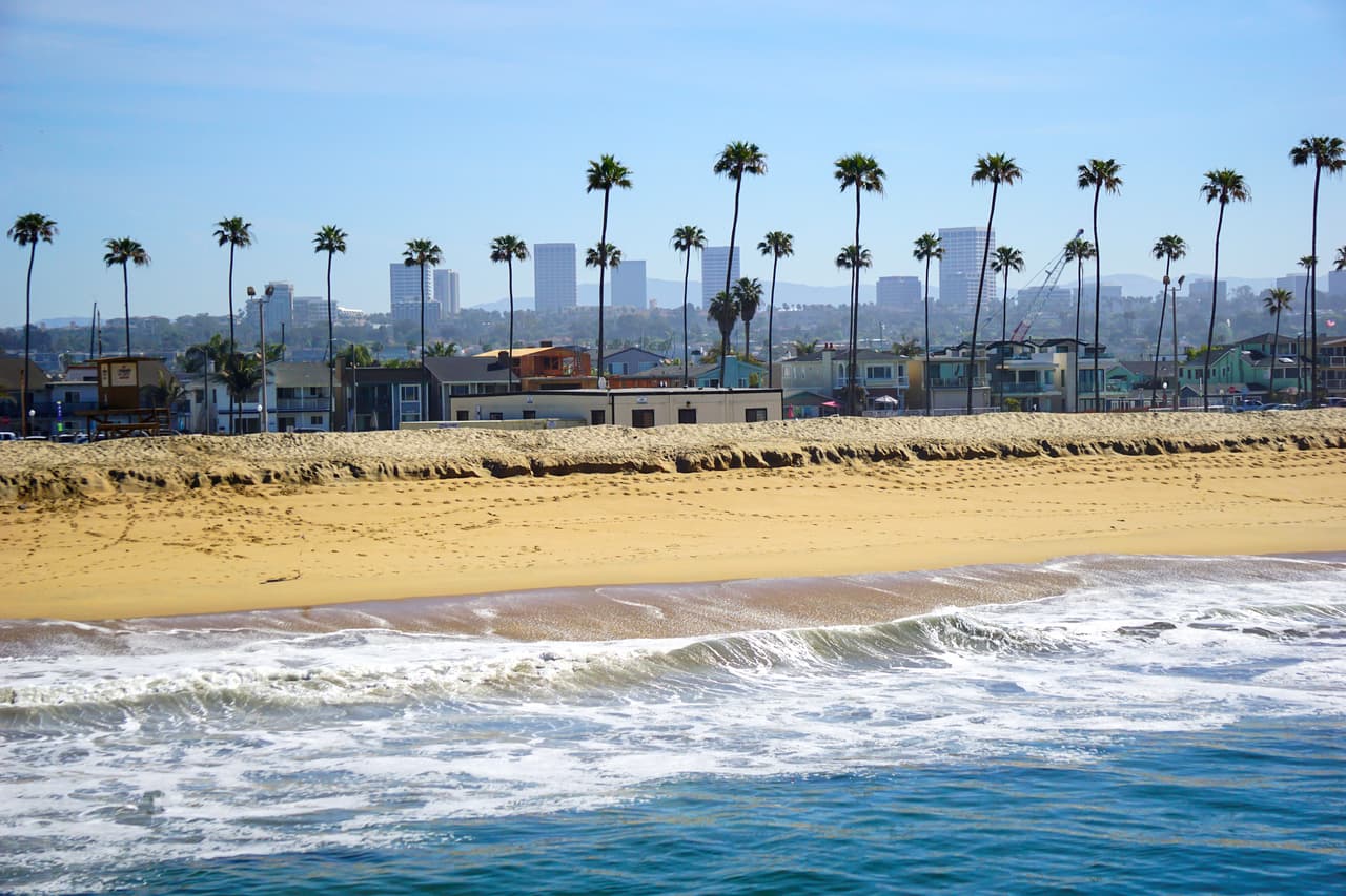 <b>Puesto 10: Newport Beach, (Condado de Orange) California. </b>
<br>
<br>Ubicada al sur de la mega urbe de Los Ángeles, 
<b>aquí la renta promedio es de $4,178. </b>Newport Beach ha visto un 
<b>aumento promedio del 26.79% de un año al otro. </b>