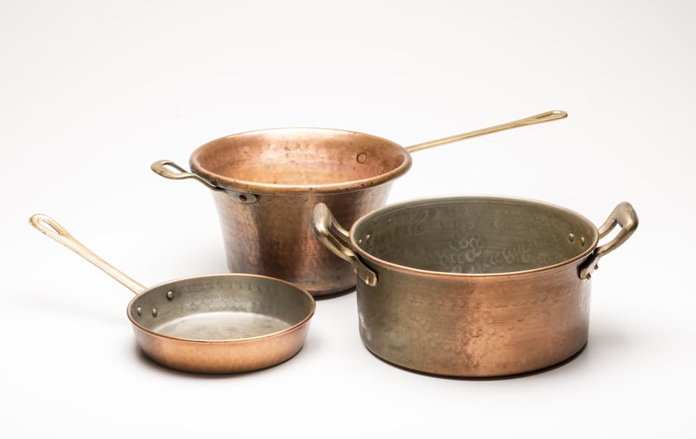 Deposita todo en un recipiente de cobre, una olla, cacerola, bote y mezcla con otras hierbas protectoras como romero o el laurel. Añade alcohol de 90 grados y deja que se impregne todo un par de días.