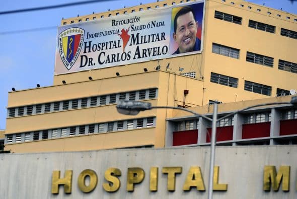 El presidente venezolano, Hugo Chávez, que regresó el lunes a su país para seguir tratándose de cáncer, sigue padeciendo una insuficiencia respiratoria cuya evolución "no ha sido favorable", por lo que "continúa" en tratamiento, informó el jueves el ministro de Comunicación, Ernesto Villegas.