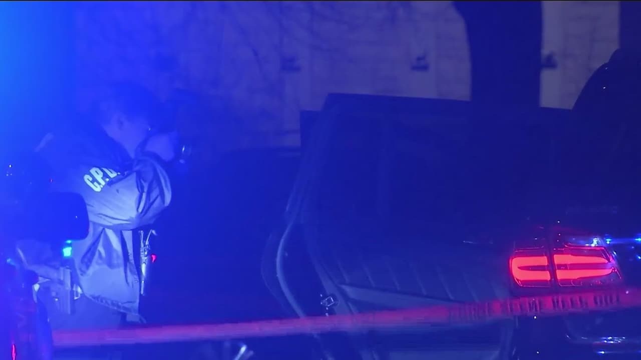 En esta imagen aparece un oficial revisando la escena donde encontraron el vehículo que minutos antes había sido robado.