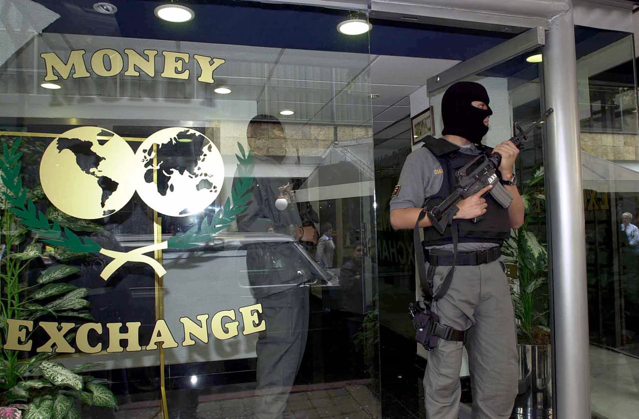 Blanquean 60 millones de dólares del narco a través del mercado negro de pesos