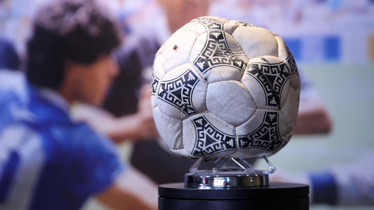 Balón de la 'Mano de Dios' de Maradona no se vende en subasta
