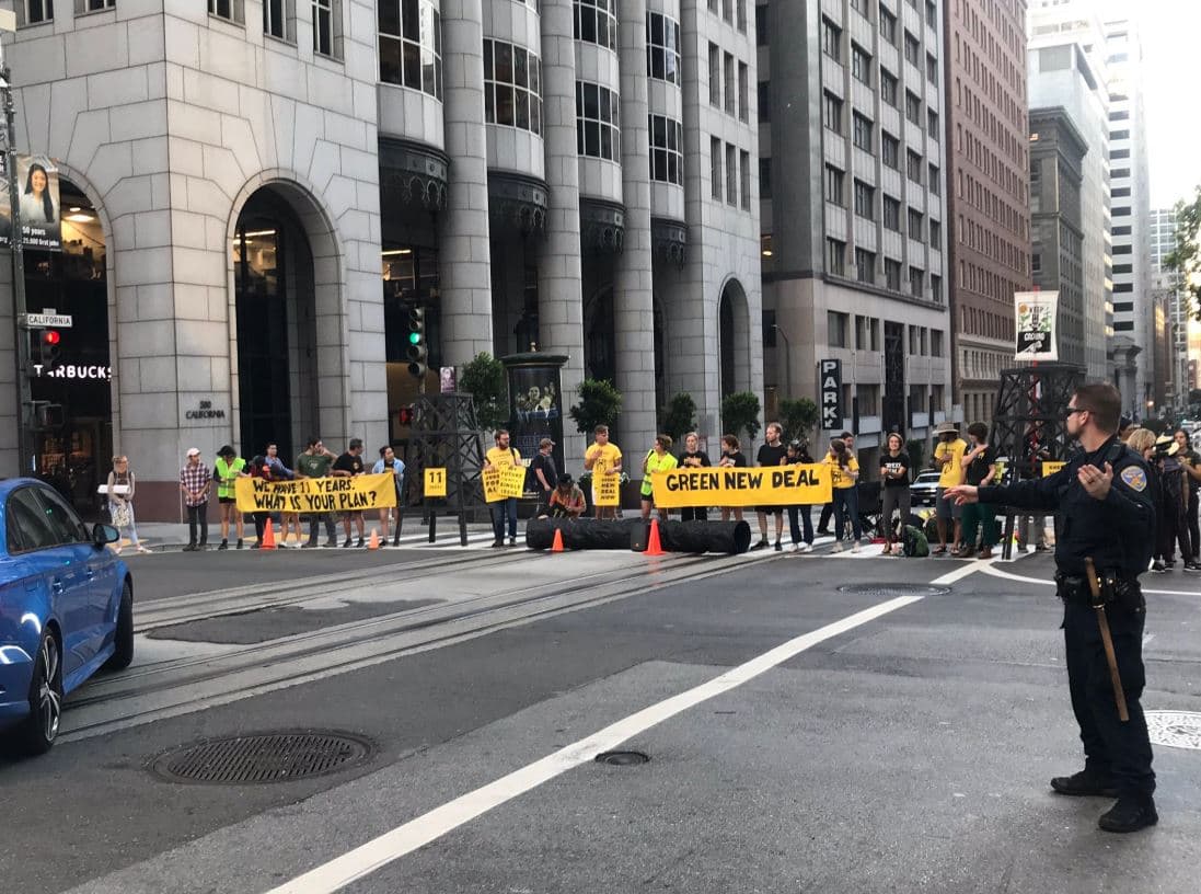 Activistas del cambio climático bloquearon este miércoles varias intersecciones en el Distrito Financiero de San Francisco, pidiendo a los bancos que desinviertan en los combustibles fósiles y participen en inversiones sostenibles. 
<br>
