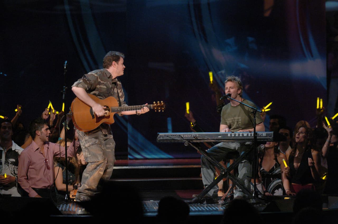 'Sirena' fue uno de los sencillos del álbum debut de dúo de balada romántica, lanzado en marzo de 2002 y que ese año decidieron interpretar a lado de Edgardo Franco, mejor conocido como El General, quien ese año fue ganador de los premios que se otorgaron en la categoría de música Urbana a la Mejor Interpretación y Mejor Álbum por su disco 'De fiesta'.