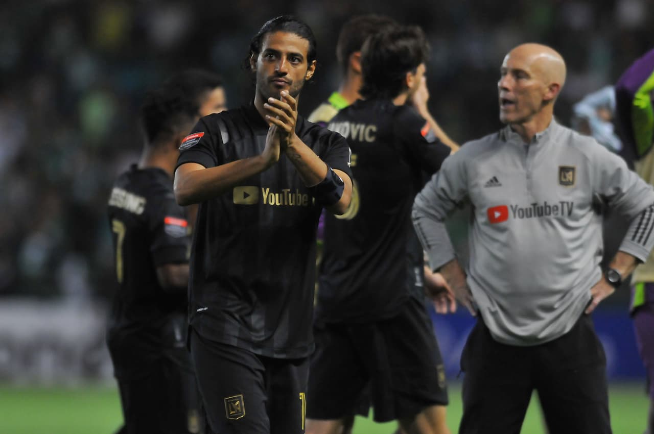 A Bob Bradley le sorprenden abucheos a Vela