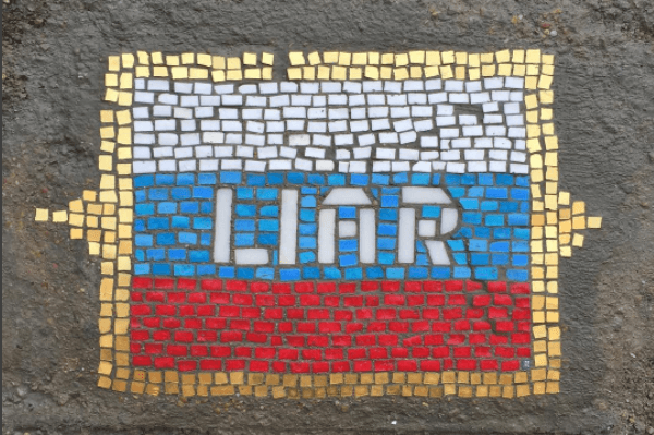 Artista de Chicago crea una obra callejera con un claro mensaje sobre el presidente Trump y el 'Russiagate'