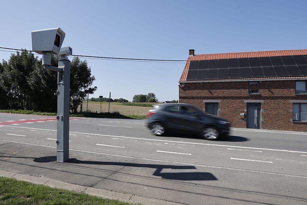 Conductor detenido a 117 mph dice que aceleró porque a su amigo “le urgía ir al baño”