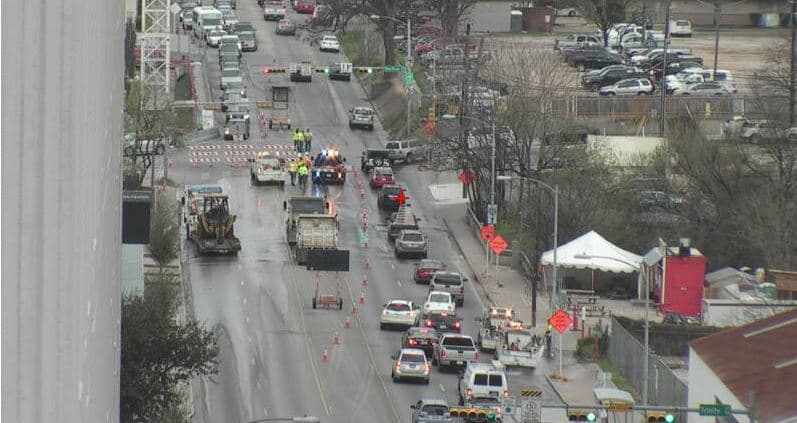 Cierran tramo de la calle Cesar Chavez debido al rompimiento de una línea de agua