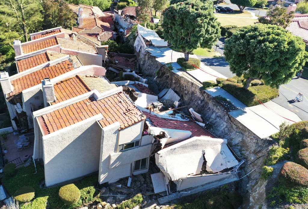 Aumenta a 17 la cifra de mansiones perdidas por un deslizamiento de terreno en Rolling Hills Estates