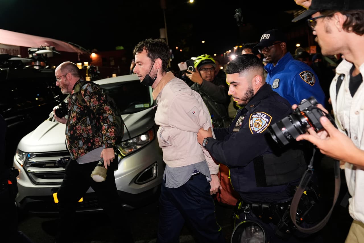 Protestas y reclamos en las calles de Nueva York tras el operativo de ICE que dejó a una persona herida de bala 