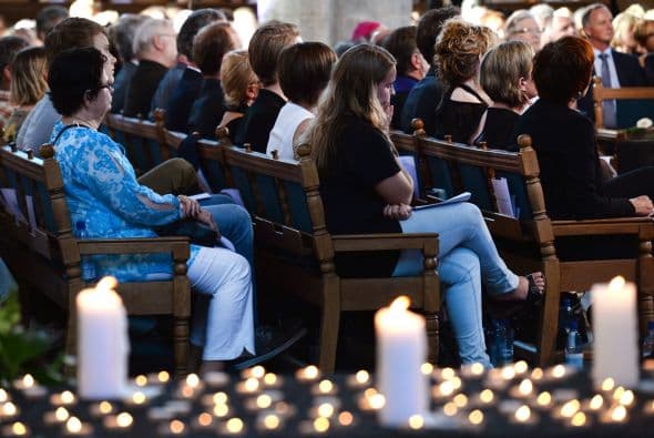 La gente atiende un servicio religioso en memoria de las 298 víctimas del vuelo MH17 en la iglesia de Joriskerk en Amersfoort.