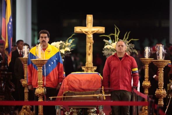 Diosdado Cabello maneja a su antojo las instituciones CADIVI (Comisión de Administración de Divisas) y SENIAT (Servicio Nacional Integrado de Administración Aduanera y Tributaria) para usar sus recursos monetarios en su enfrentamiento con el presidente de turno Nicolás Maduro. Aquí Maduro y Cabello, a la derecha, ante el féretro de Hugo Chávez.