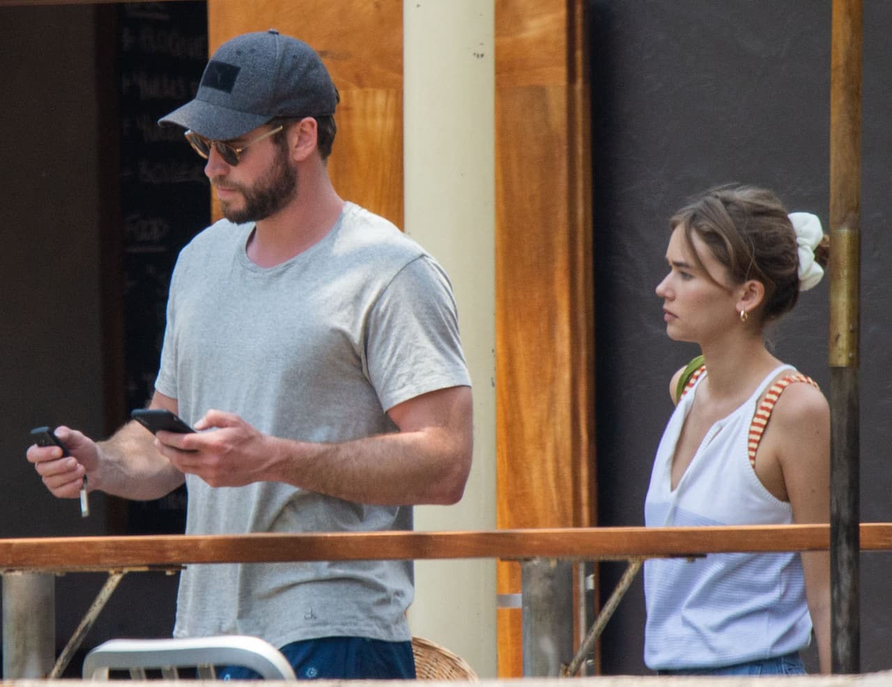 Mientras tanto, el fin de semana pasado Hemsworth fue captado en Australia en donde se reunió con sus padres y 
<b><a href="https://www.univision.com/famosos/liam-hemsworth-aun-no-esta-divorciado-de-miley-cyrus-pero-ya-les-presento-su-nueva-amiga-a-sus-padres-fotos" target="_blank">les presentó a la modelo Gabriella Brooks</a></b> (foto), de 21 años, con quien se le ha relacionado de manera romántica. Hasta ahora, ninguno ha confirmado un noviazgo entre ellos. 
<br>