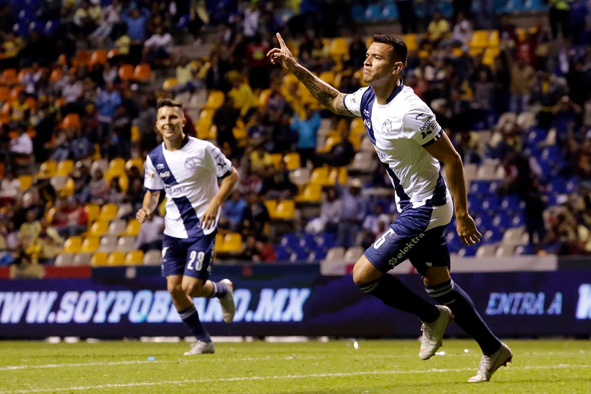 Daniel Arreola (derecha) consiguió el empate al minuto 60 para la Franja.