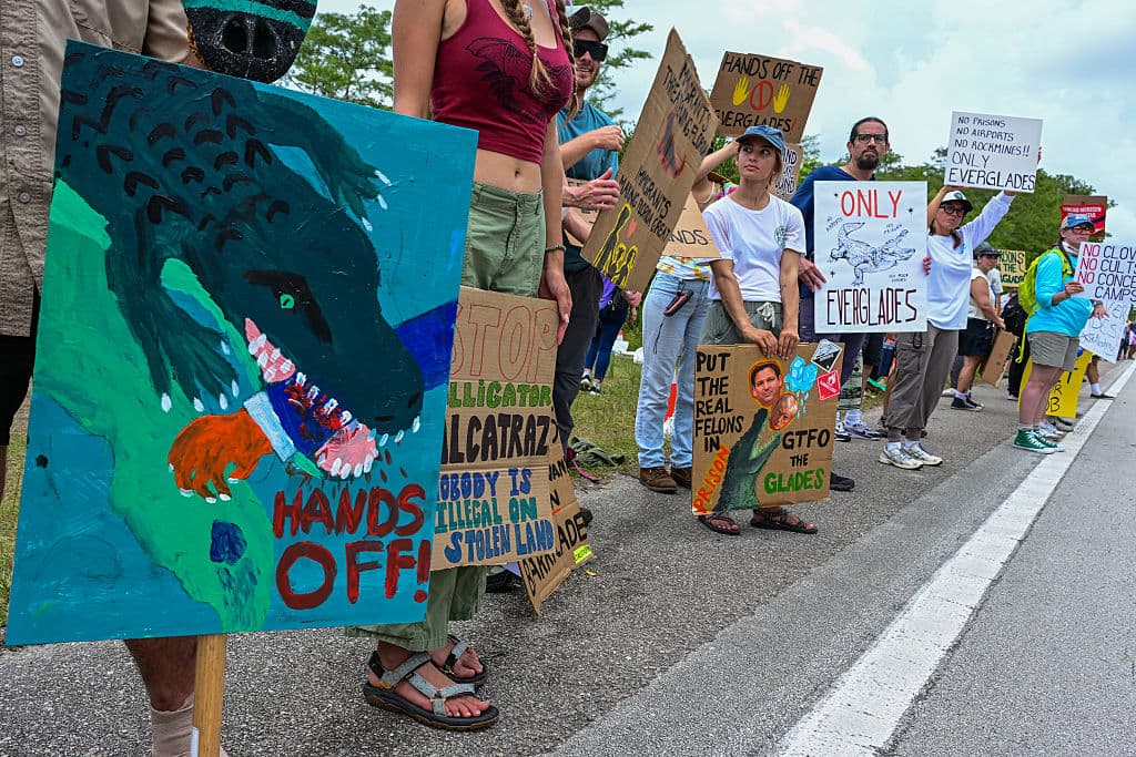 Condenan al "Alcatraz de los Caimanes", antes de que Trump y DeSantis abran la cárcel para inmigrantes