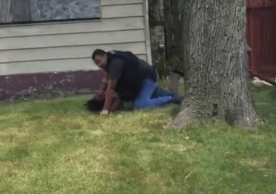 Captan en video a otro policía de Chicago golpeando a un sospechoso