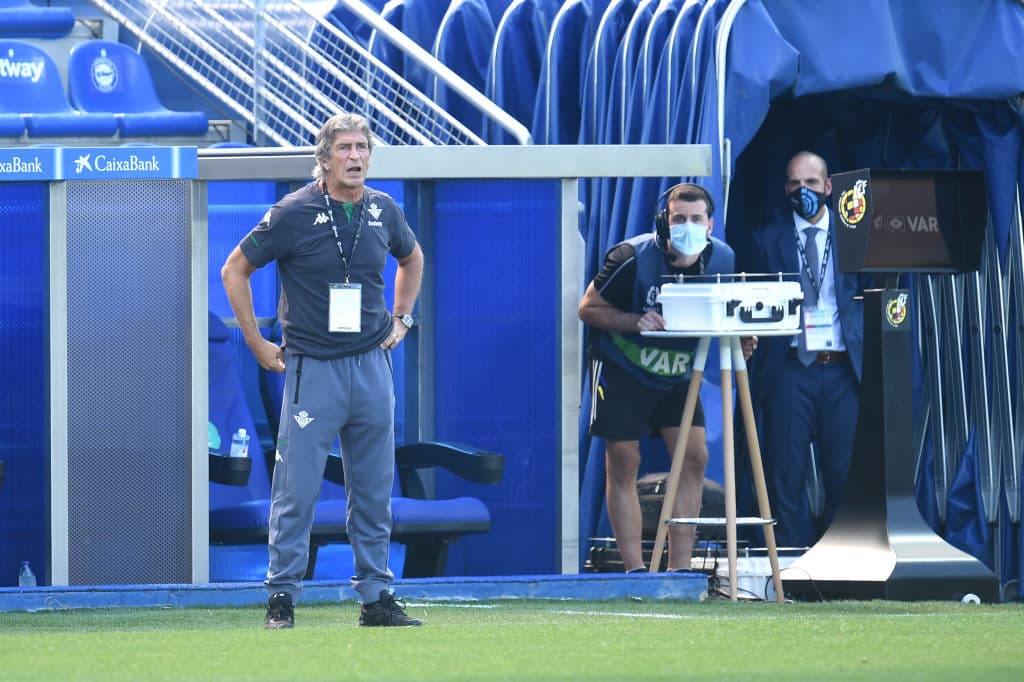 Manuel Pellegrini, entrenador del Real Betis dando indicaciones durante el partido.