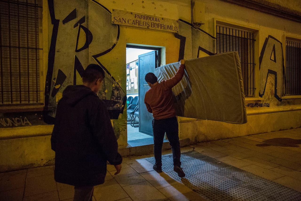 Neighbors from the Vallecas neighborhood in Madrid, bring mattresses to the San Carlos Borromeo parish so that families who want to request asylum in Spain have a place to rest after days sleeping in the street.
