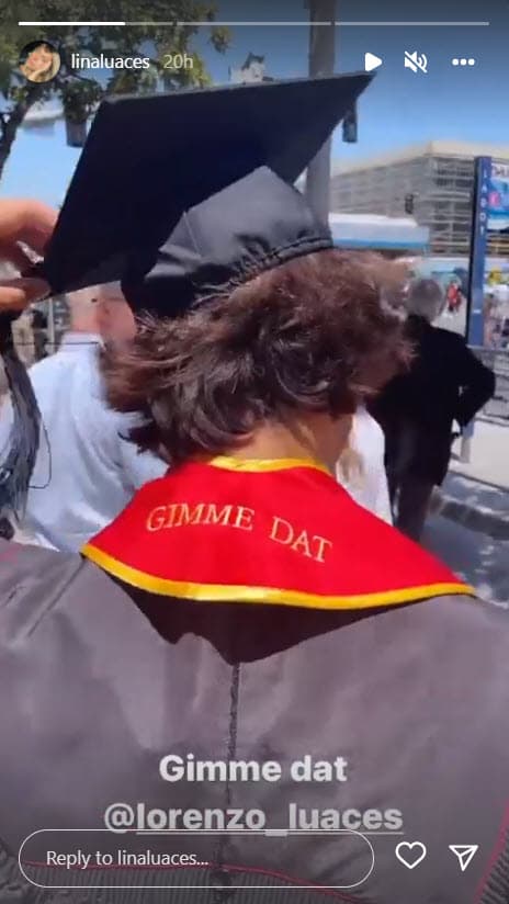 Lina tomó una fotografía de la espalda de su hermano en donde se aprecia que en la estola dice: "Dame eso" en inglés.
<br>