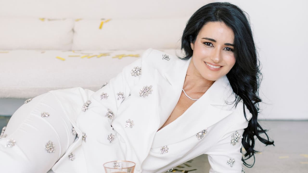 La selección cuidadosa de colaboradores y materiales garantiza la calidad en los eventos de Camila Martínez.