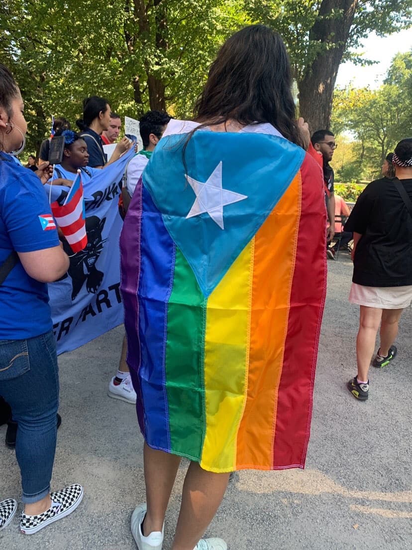 Bandera puertorriqueña en colores de la bander LGBTQ+