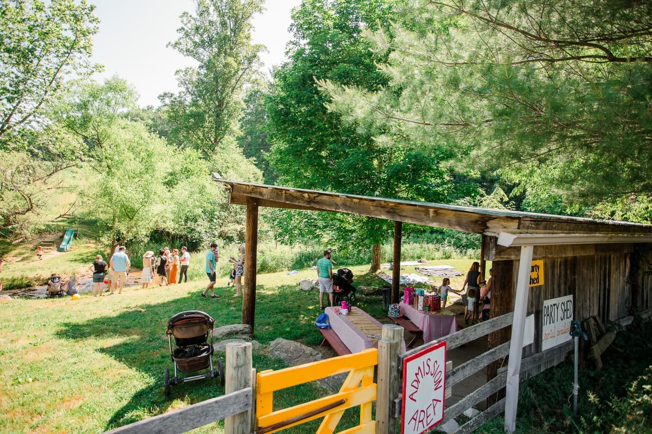 <b><a href="https://www.hickorynutgap.com/   " target="_blank">Hickory Nut Gap (57 Sugar Hollow Rd, Fairview)</a></b>: A unas 15 millas al sureste de Asheville, esta granja cuenta con un huerto de calabazas, un pozo de maíz, paseos en carruajes y a caballo. También puedes comprar productos locales frescos como manzanas, sidras, productos horneados, mermeladas y quesos.