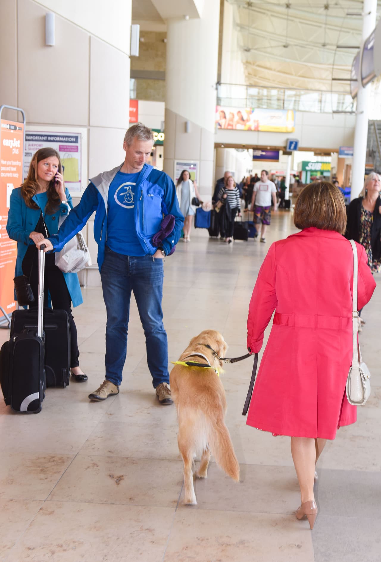 ¿Te imaginas ser escoltado por un amigo así?