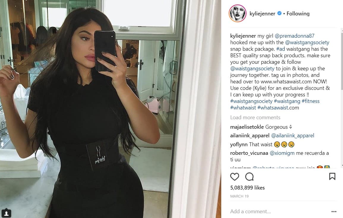 Eso significa que cada mención de marca o uso de imagen (usando los
<i>hashtags </i>#sponsored o #ad como ocurre en esta fotografía)
<b>equivale a una inversión de 1 millón</b> de dólares en publicidad clásica, basada en el tráfico y la exposición que genera a través de sus cuentas de Twitter, Facebook, Instagram y Snapchat.