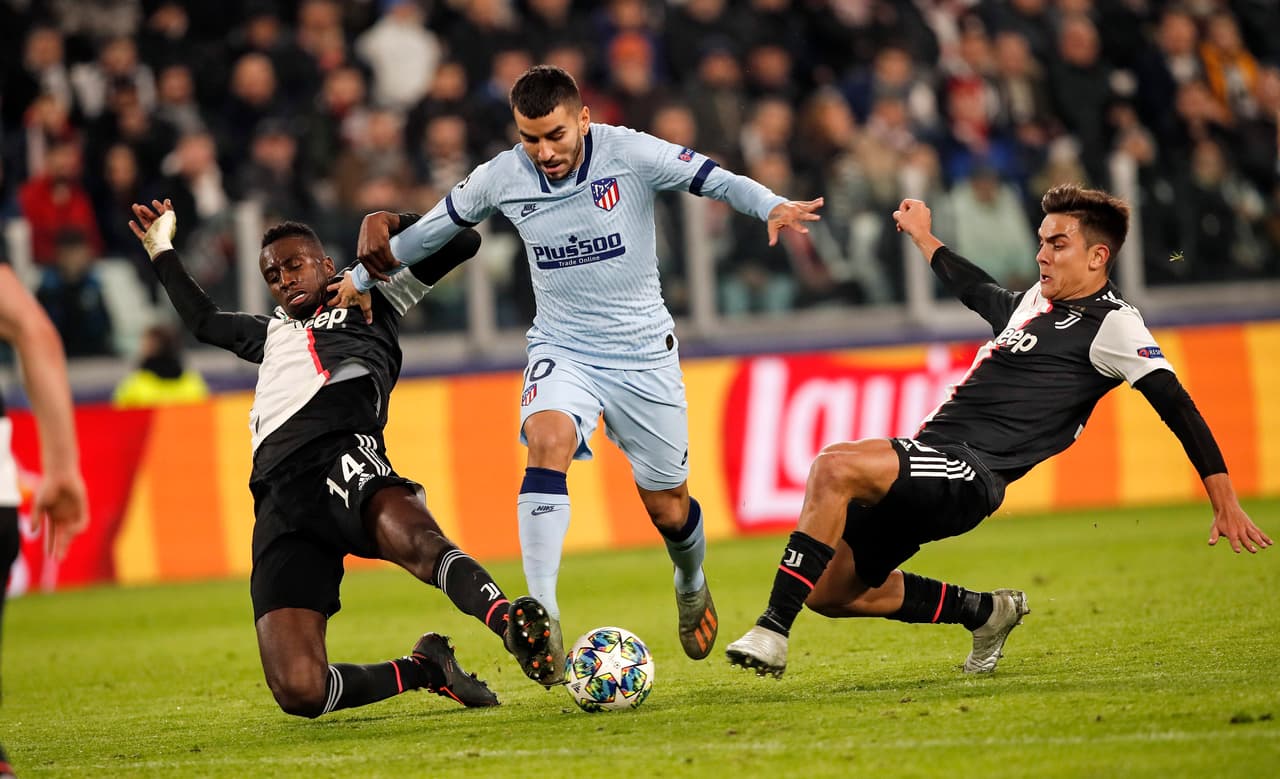 Blaise Matuidi y Paulo Dybala se barren para despojar a Ángel Correa de la pelota.