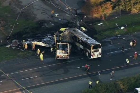 El metal de los vehículos quemados estaba ennegrecido. Imagen tomada de Twitter.